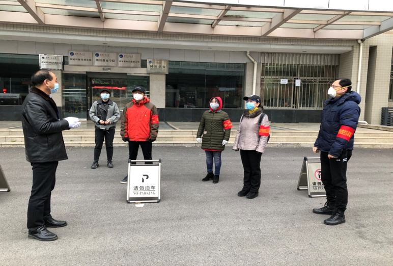 马院党员西席胡珍映(左三)加入工大社区自愿服务